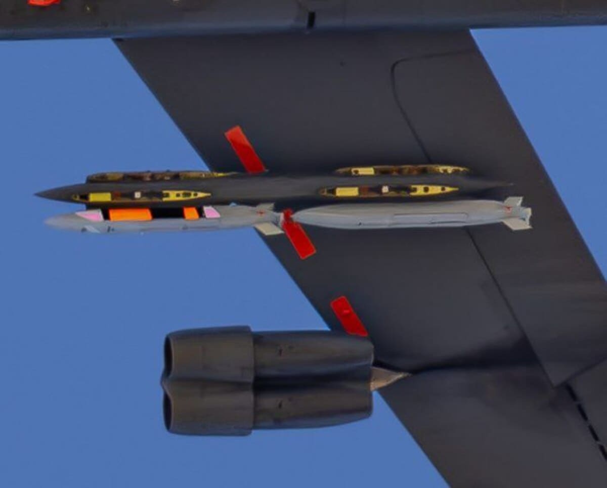Неизвестный высокоточный боеприпас замечен под крылом стратегического бомбардировщика B-52H Stratofortress ВВС США / © Ian Recchio