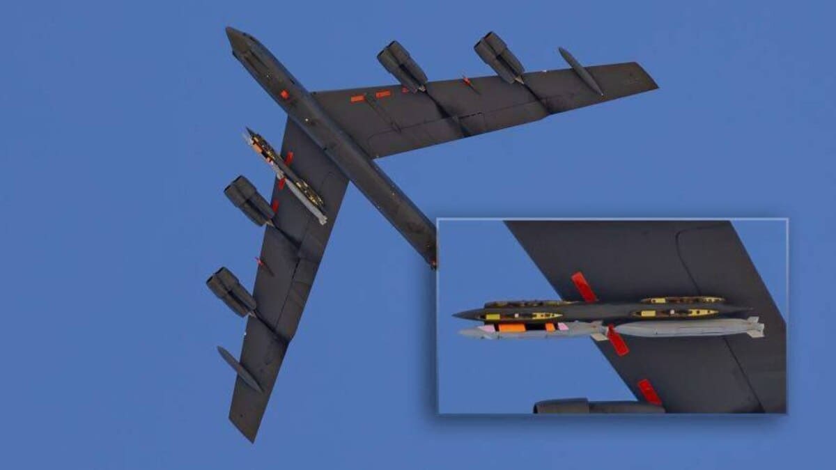 Неизвестный высокоточный боеприпас замечен под крылом стратегического бомбардировщика B-52H Stratofortress ВВС США / © Ian Recchio