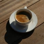 Ежедневная чашка кофе снизила риск аритмии в клинических испытаниях