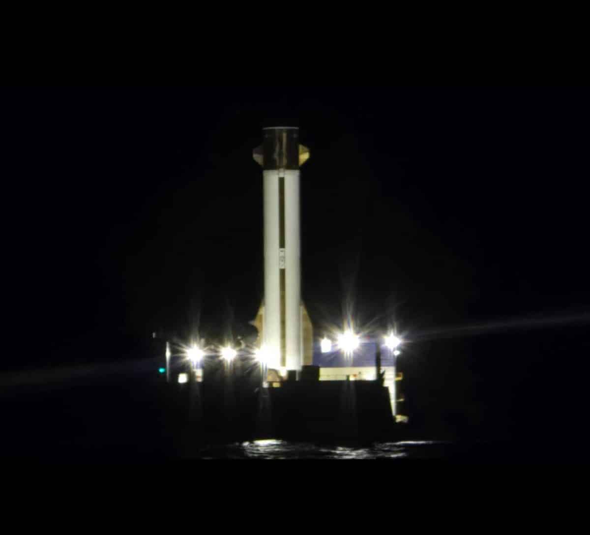 Первая ступень ракеты New Glenn на морской платформе Jacklyn в Атлантике / © Blue Origin