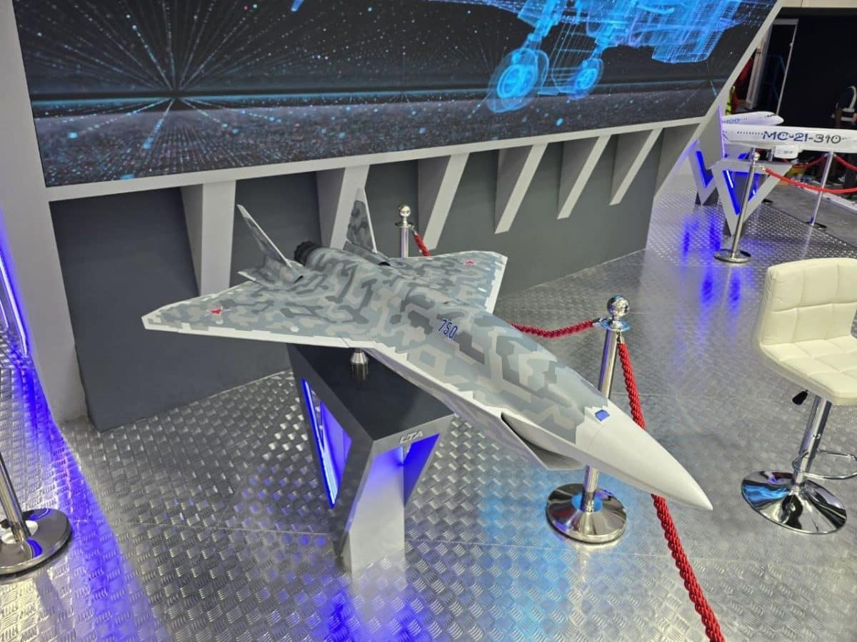 Макет российского перспективного беспилотного истребителя Су-75 Checkmate / © Michael Jerdev / X