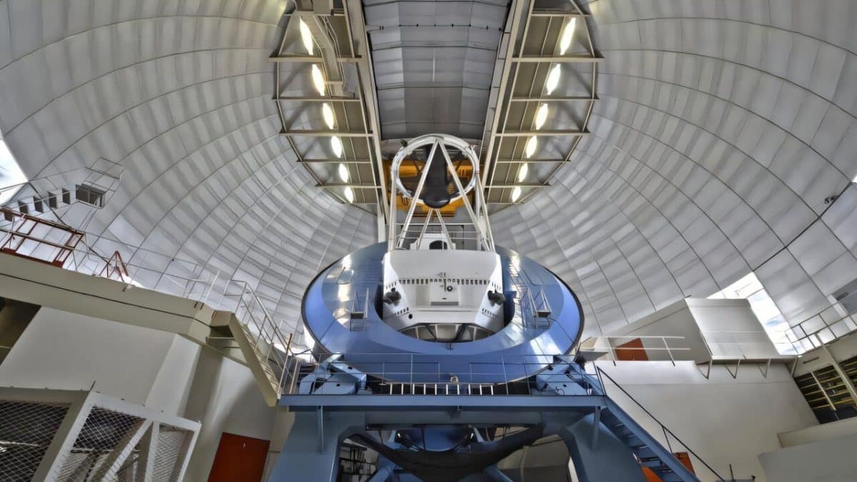 Вселенная перешла к фазе замедленного расширения, а темная энергия ослабевает