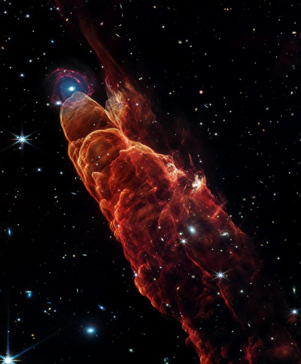 Выброс вещества от формирующейся звезды — объект Хербига — Аро HH 49/50, известный как «космическое торнадо» / © James Webb Space Telescope / NASA / ESA / CSA / STScI