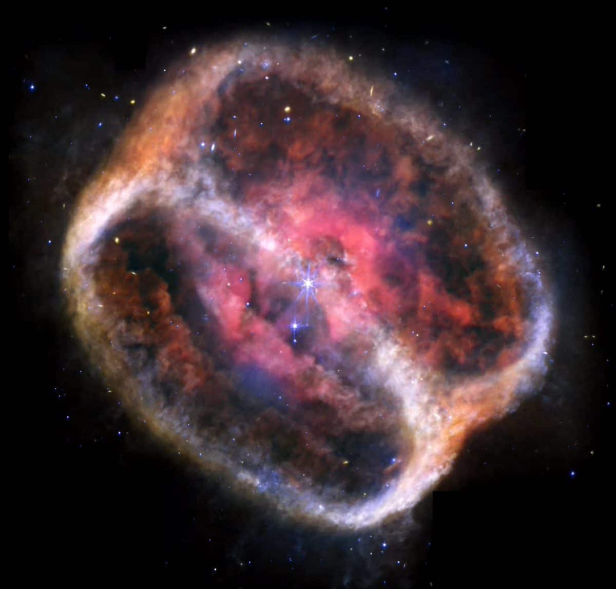 Среднеинфракрасный вид планетарной туманности NGC 1514. В центре находятся две звезды, одна из которых сбросила слои пыли и газа, приближаясь к концу своего жизненного цикла / © NASA / ESA / CSA / STScI / NASA-JPL / Caltech / UCLA