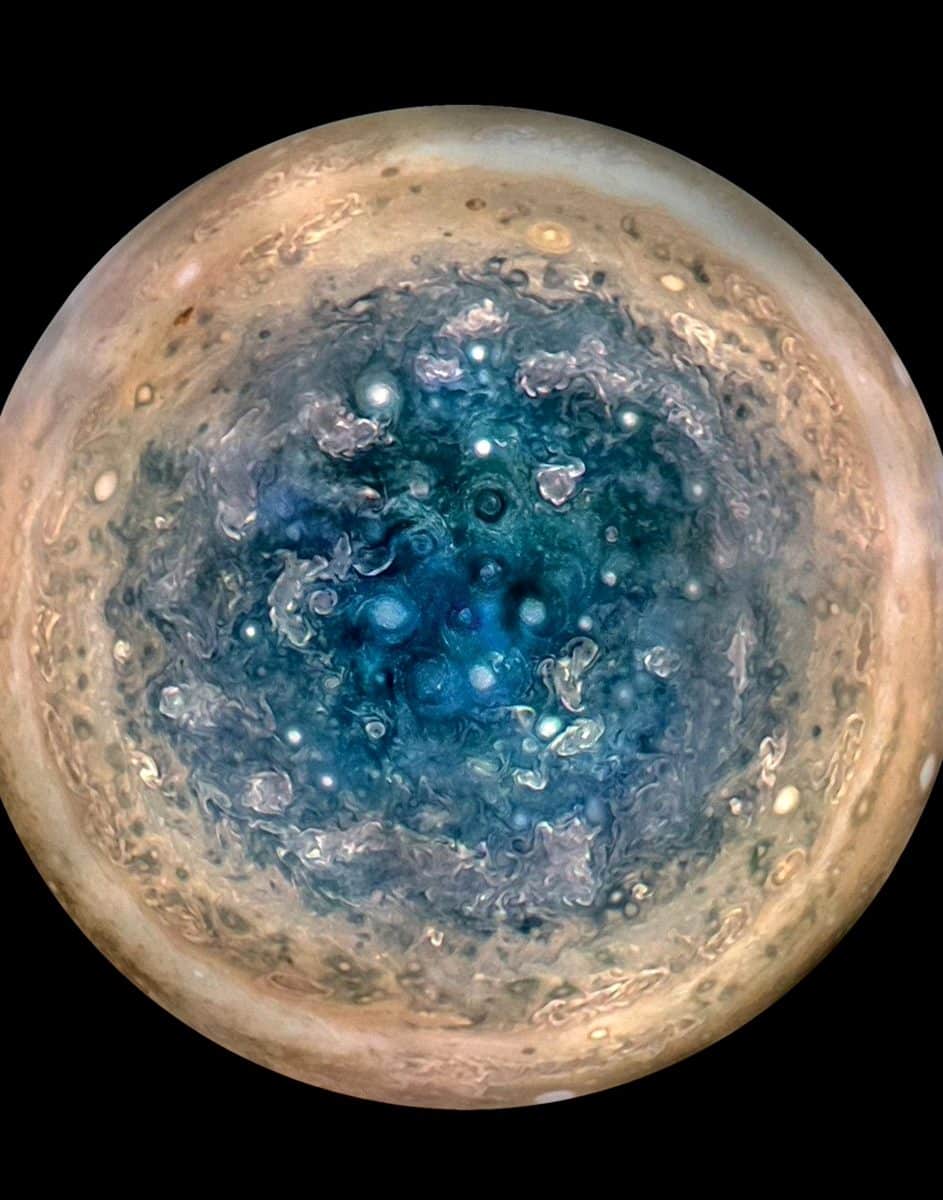 Южный полюс Юпитера / © NASA / JPL-Caltech / SwRI/MSSS / Betsy Asher Hall / Gervasio Robles