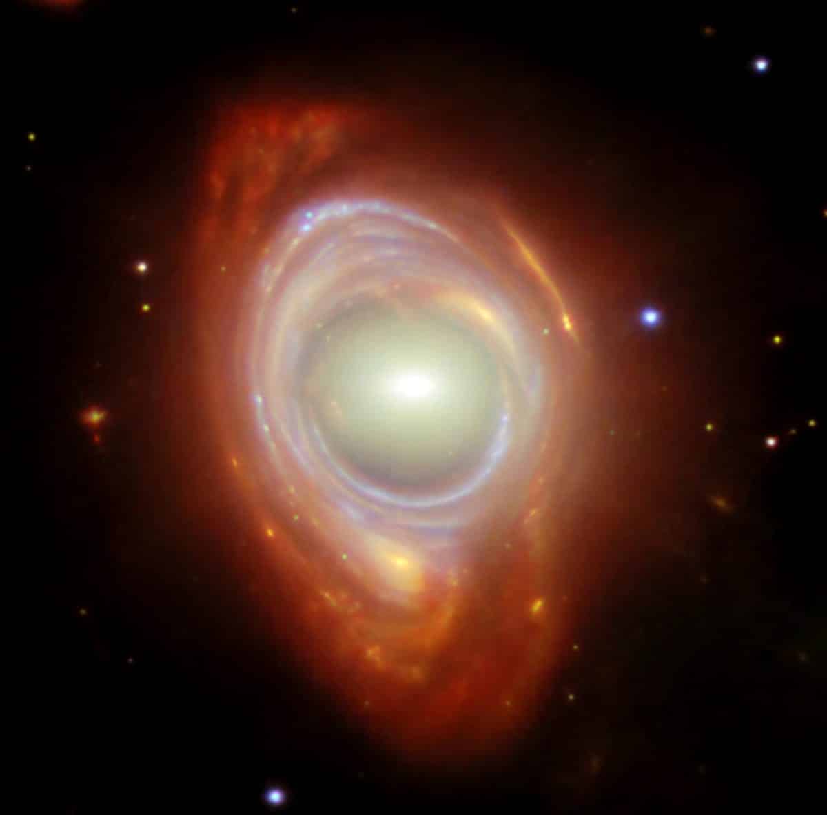 Две галактики, расположенные на большом расстоянии друг от друга. Ближайшая галактика находится в центре кадра, а более удаленная изгибается вокруг нее и формирует «кольцо Эйнштейна» / © ESA / Webb, NASA & CSA