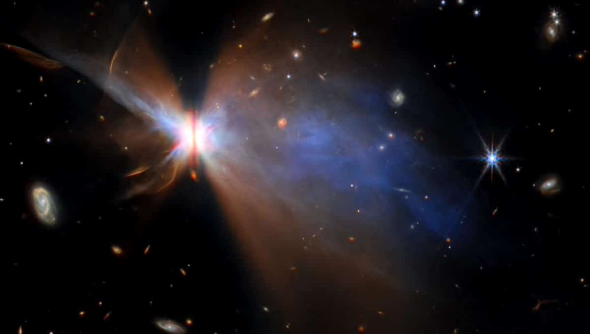 IRAS 04302+2247 — диск, где формируются планеты. Он расположен примерно в 525 световых лет в темном облаке в области звездообразования Тельца / © NASA / ESA / CSA