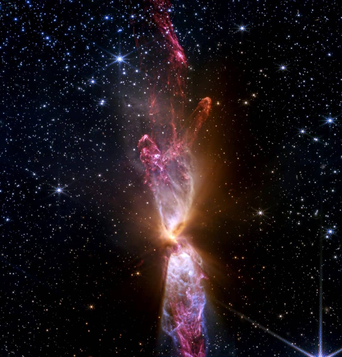 Звездная система Lynds 483. Две протозвезды находятся в центре «песочных часов» / © NASA / ESA / CSA / STScI