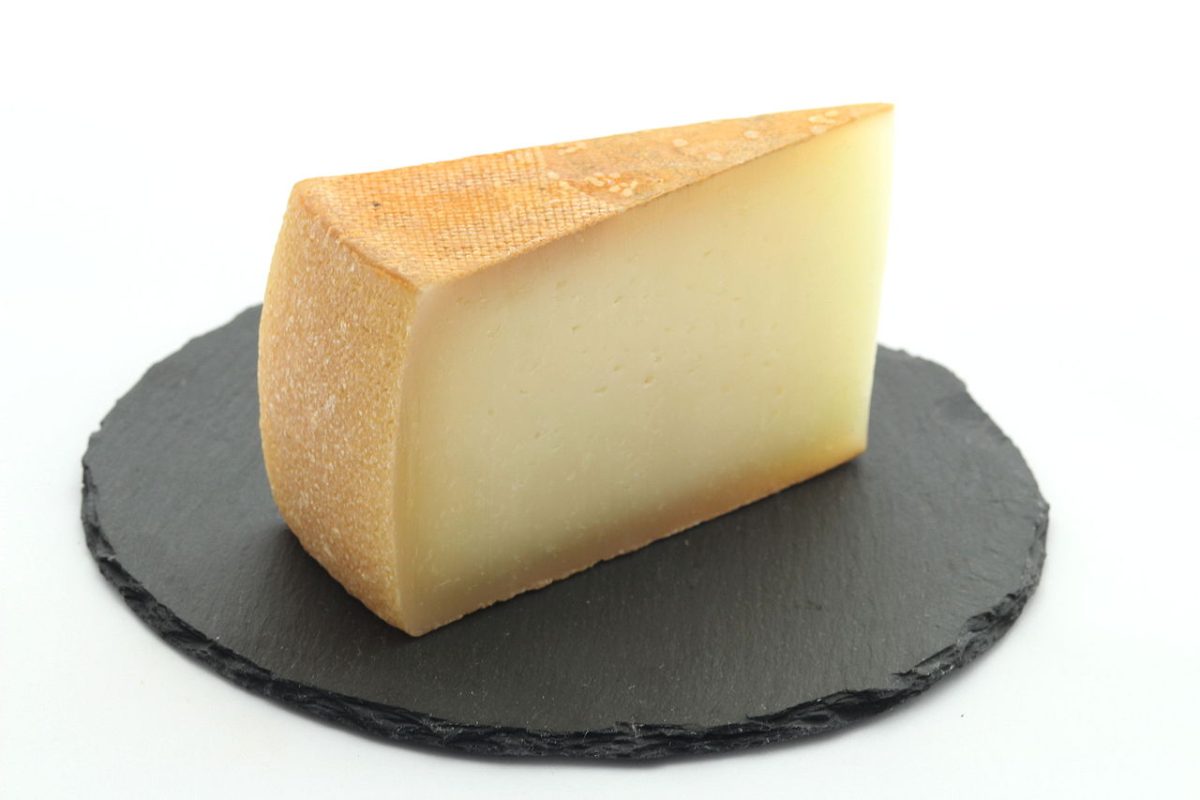 Употребление жирного сыра и сливок связали со снижением риска деменции