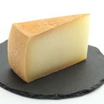 Употребление жирного сыра и сливок связали со снижением риска деменции