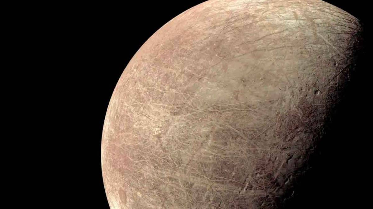 Толстый лед осложнит поиск жизни на спутнике Европа