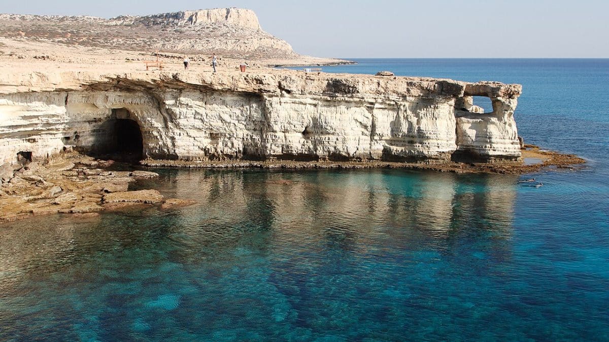 В морских пещерах Средиземного моря насчитали до сотни тысяч фрагментов пластика на квадратный метр