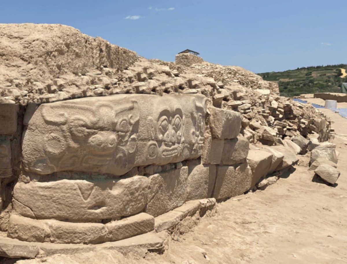 Восточные ворота Симао (около 2000 г. до н.э.) / © Bilaterian,  Wikipedia 