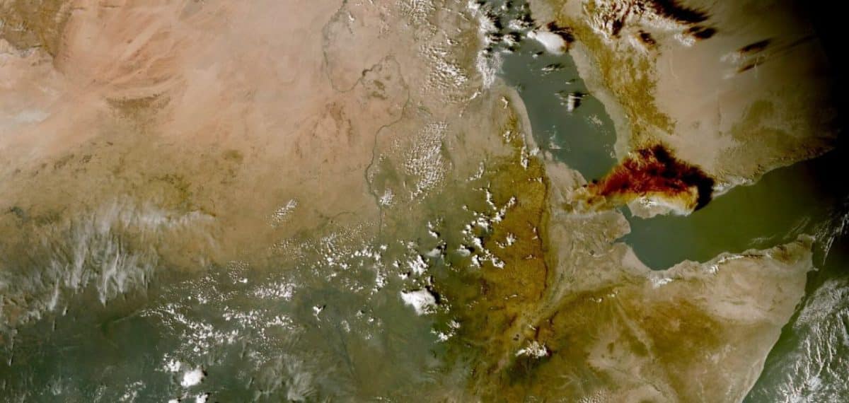 Извержение вулкана Хайли Губби / © NASA