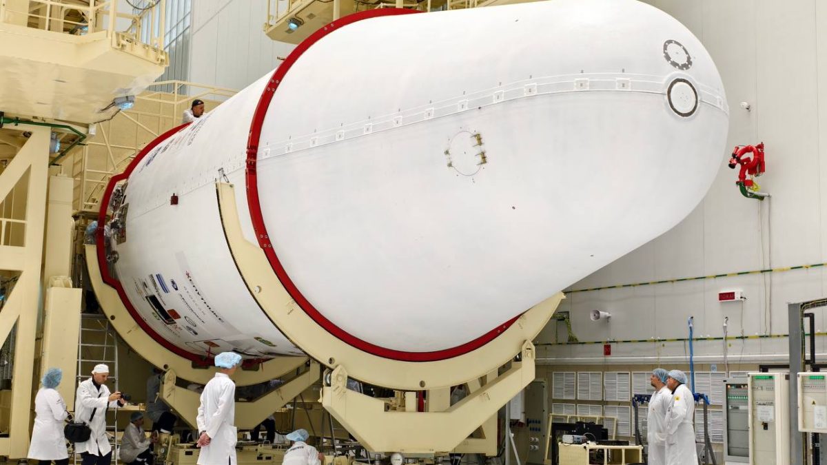 С космодрома Восточный стартовала ракета с 52 спутниками