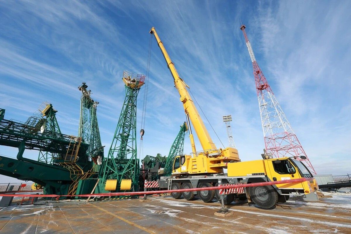 На космодром Байконур прибыли 18 большегрузных машин с элементами и оборудованием для восстановления кабины обслуживания / © «Роскосмос»