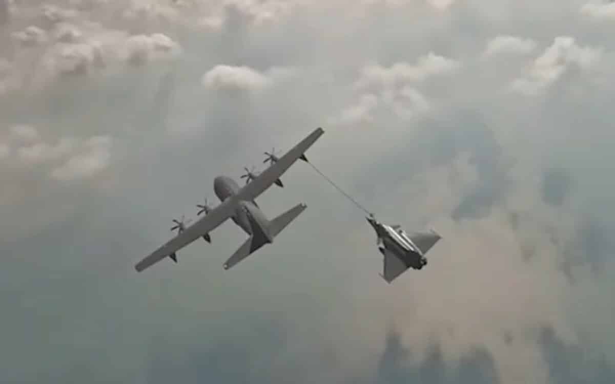 Французский KC-130J впервые заправил Rafale в воздухе / © Aeroonline