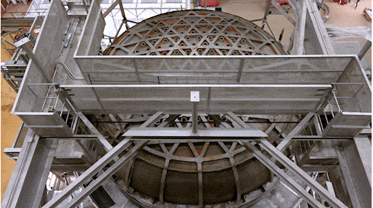 Извлечение телескопа из испытательной камеры / © NASA / Sophia Roberts