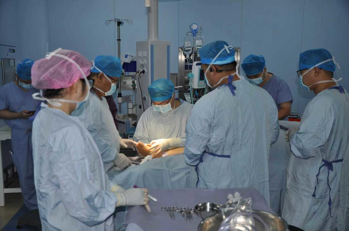 Операция по спасению уха жительницы Китая / © SINA