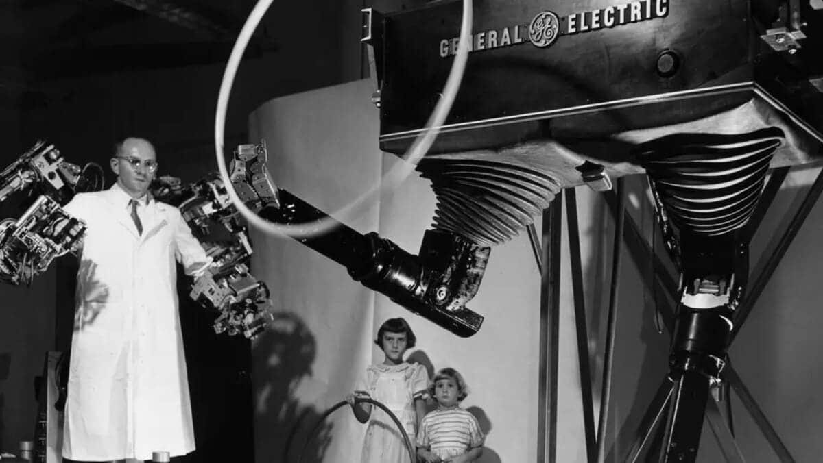 Гидромеханический робот-манипулятор Handyman компании General Electric на выставке в Скенектади, Нью-Йорк / © Getty Images