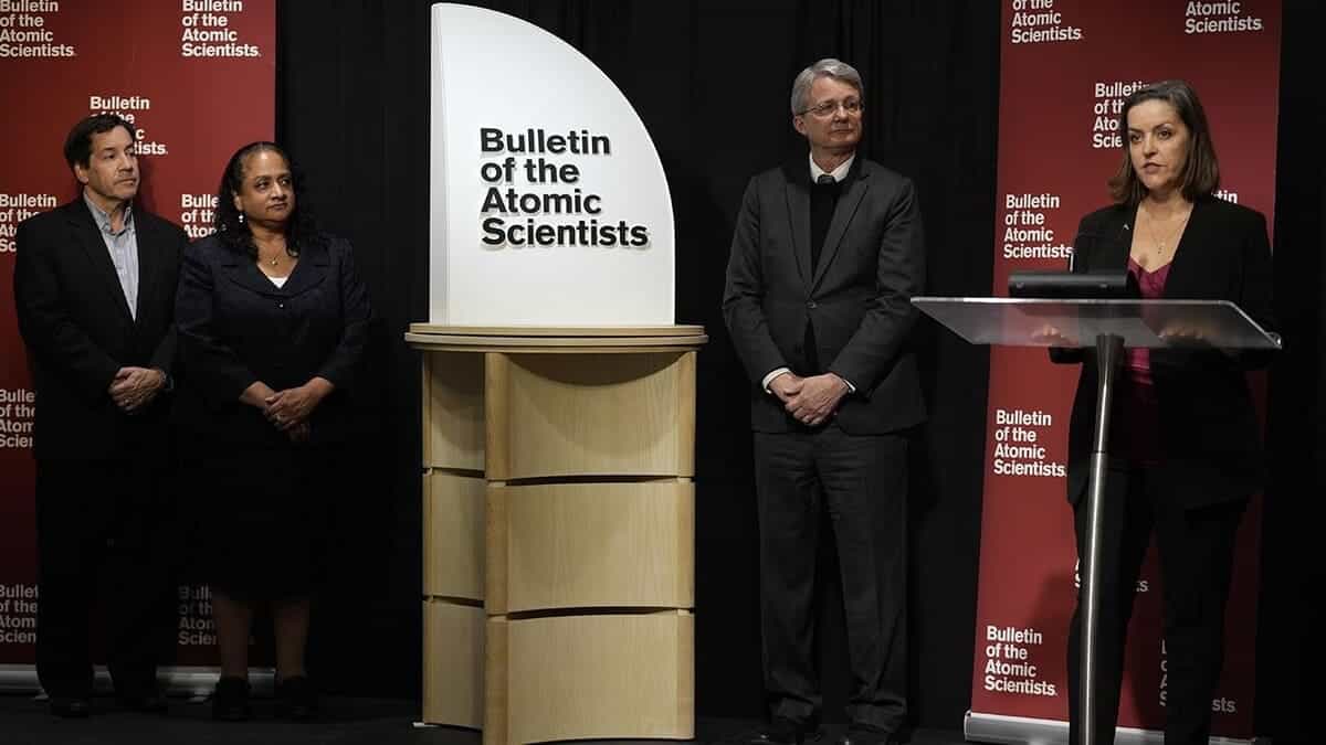 Председатель и генеральный директор журнала Bulletin of the Atomic Scientist Александра Белл выступает на пресс-конференции 27 января 2026 года, посвященной переводу стрелок «Часов Судного дня» / © AP Photo / Pablo Martinez Monsivais