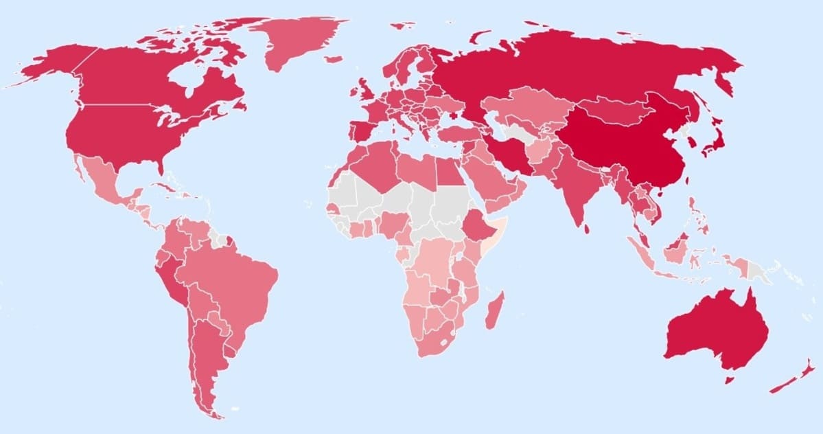 На карте красным и бардовым показаны страны, у жителей которых средний IQ выше, чем у жителей стран отмеченных розовым и бледно-розовым цветом / © International IQ Test