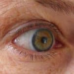 Ученый рассказал, как безопасно использовать и хранить контактные линзы