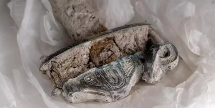 Недалеко от Кентербери обнаружили англосаксонский меч возрастом 1500 лет / © Prof Alice Roberts / BBC / Rare TV