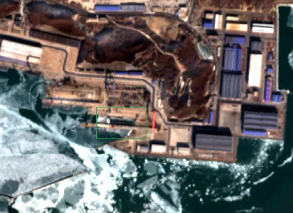 Снимок спутника Sentinel-2 L2A новой китайской подводной лодки / © EOS Land Viewer