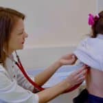 Врачи раскрыли причины тяжелых осложнений ОРВИ у детей