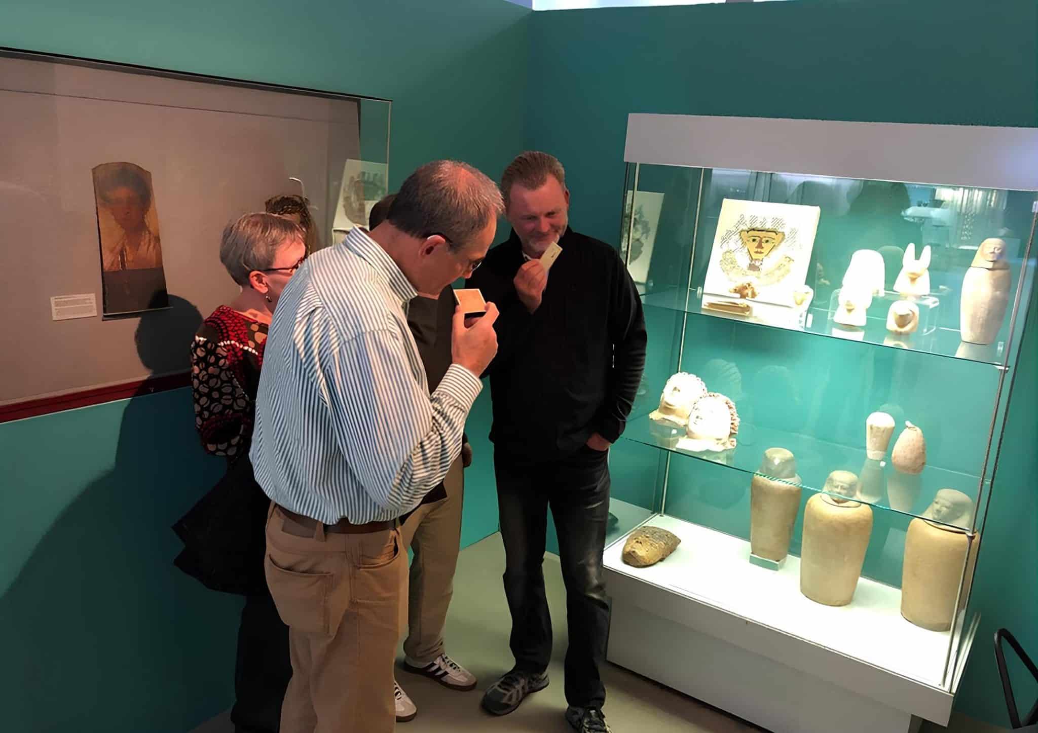 Посетители музея Августа Кестнера в Германии знакомятся с запахами древнеегипетских бальзамов, которые использовали для мумификации