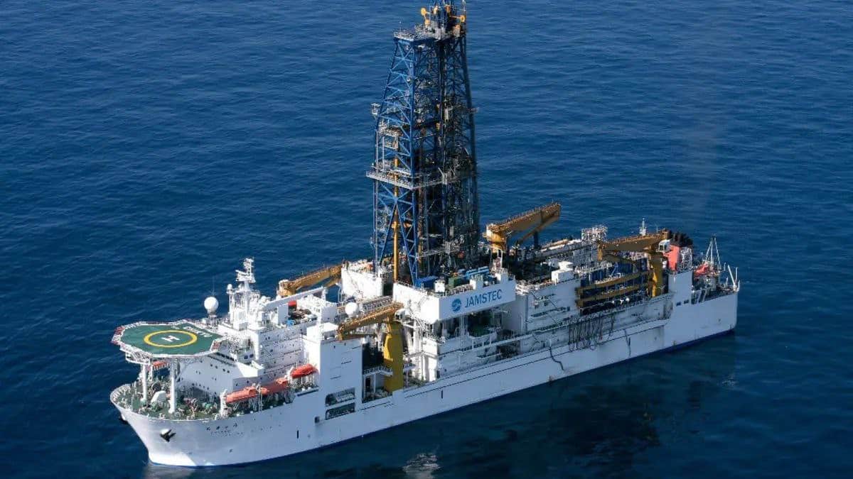 Научно-исследовательское судно «Чикю» Японского агентства морских и земных наук и технологий для освоения ресурсов океанского дна / © JAMSTEC