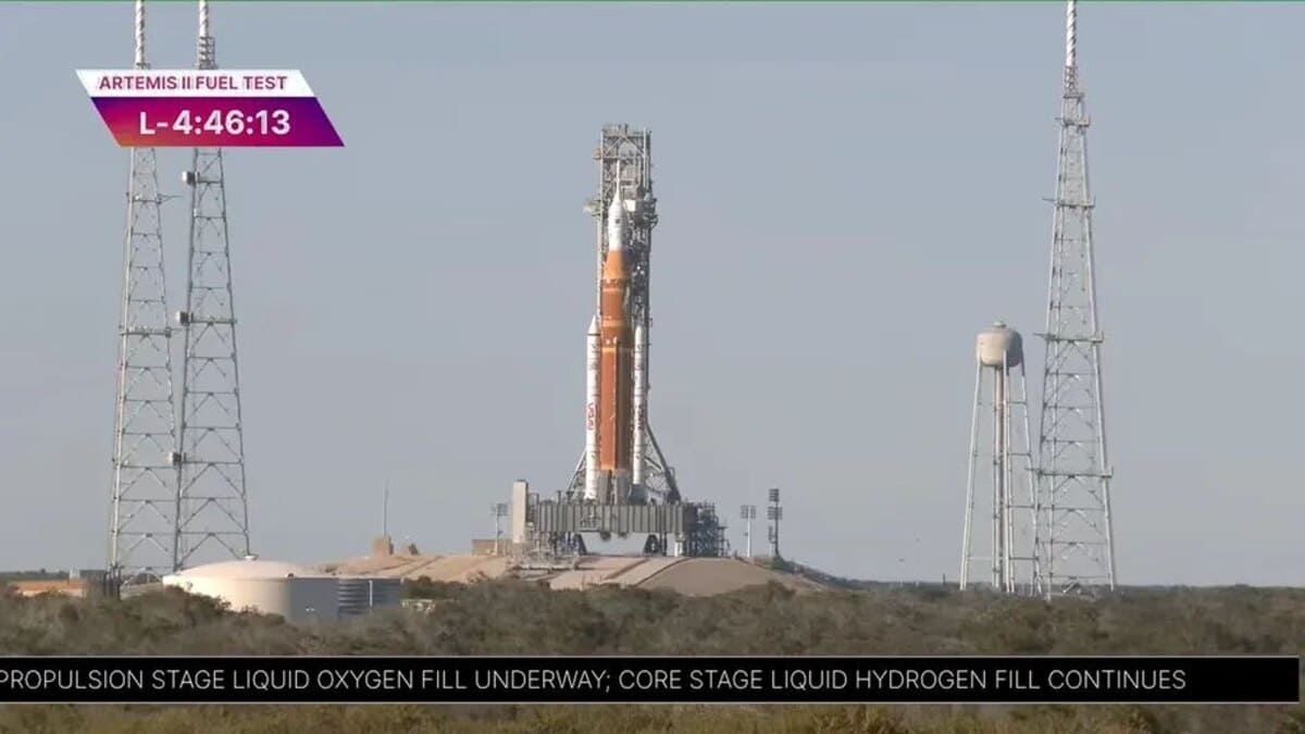 NASA заправляет лунную ракету миссии «Артемида II» / © NASA