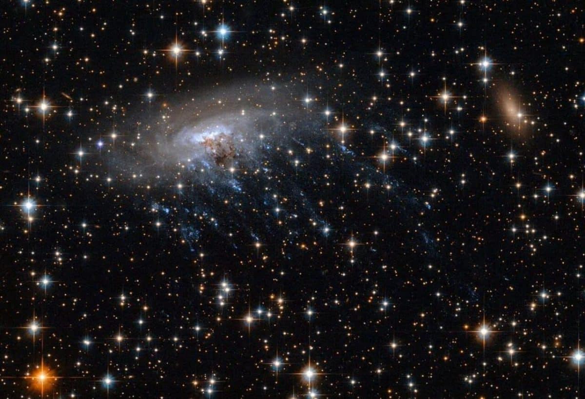 Галактика ESO 137-001 / © NASA / ESA