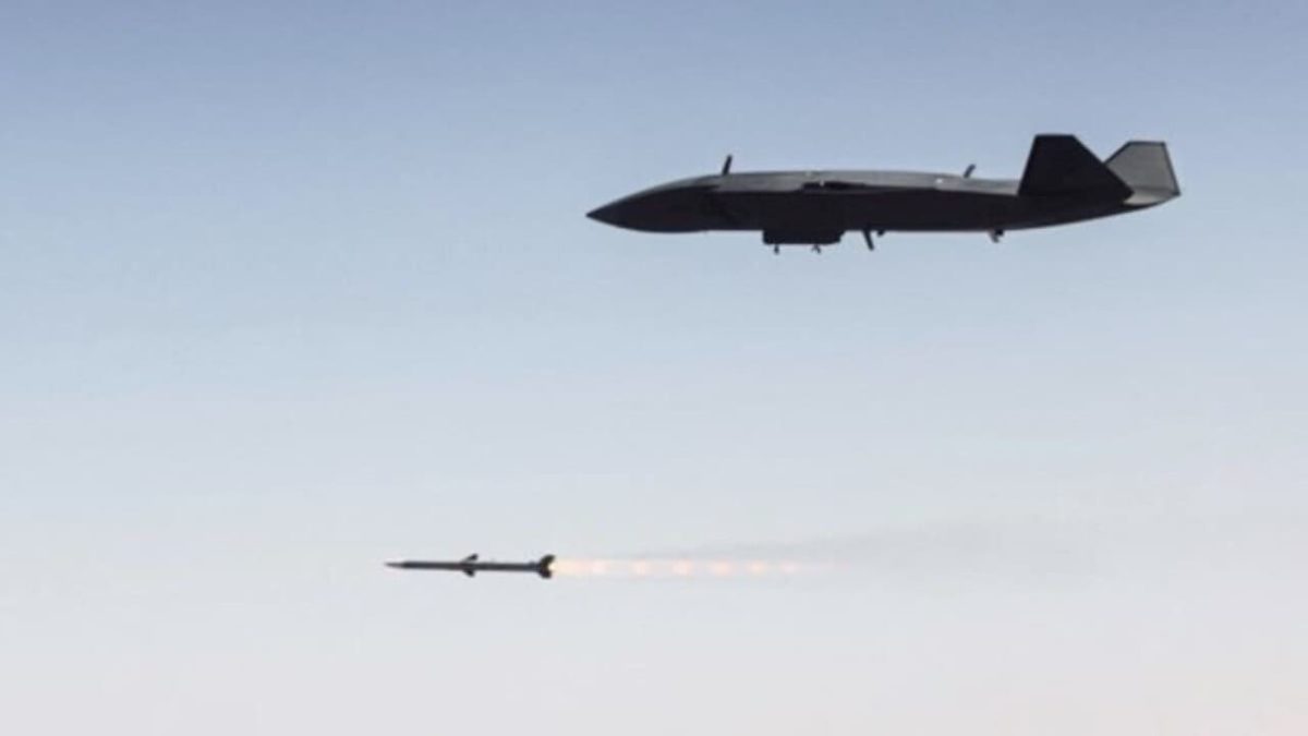 MQ-28A Ghost Bat запускает ракету AIM-120 AMRAAM / © Boeing