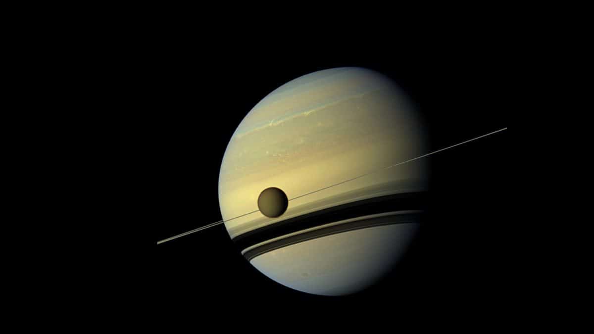 Происхождение колец Сатурна и Гипериона объяснили столкновением лун 