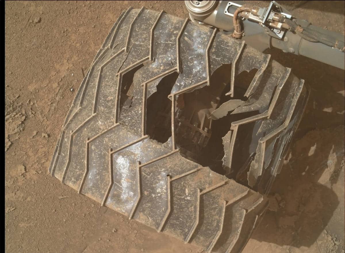 Состояние колеса марсохода Curiosity / © NASA