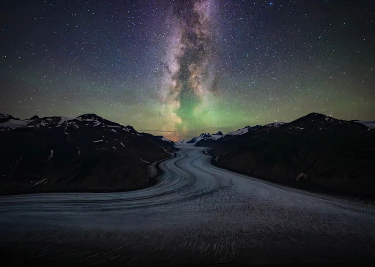 Победитель в номинации «Погода, времена года и небо»: Млечный Путь над ледником Салмон неподалеку от Стюарта (Британская Колумбия) / © Shane Turgeon
