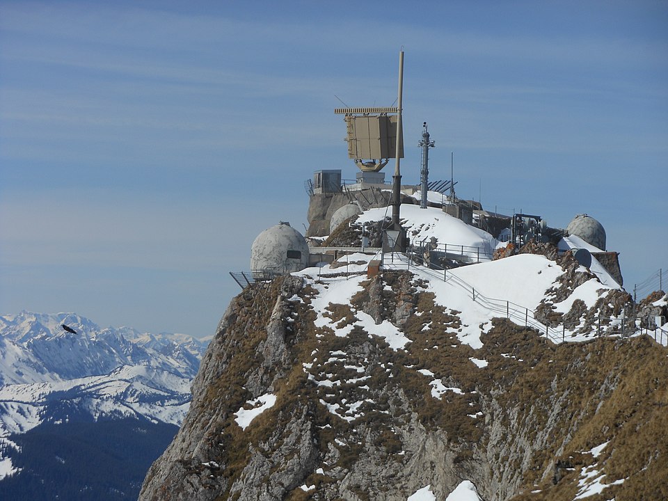 Радиолокационная станция на вершине горы Пилатус в Швейцарии / © Leonrid, Wikipedia