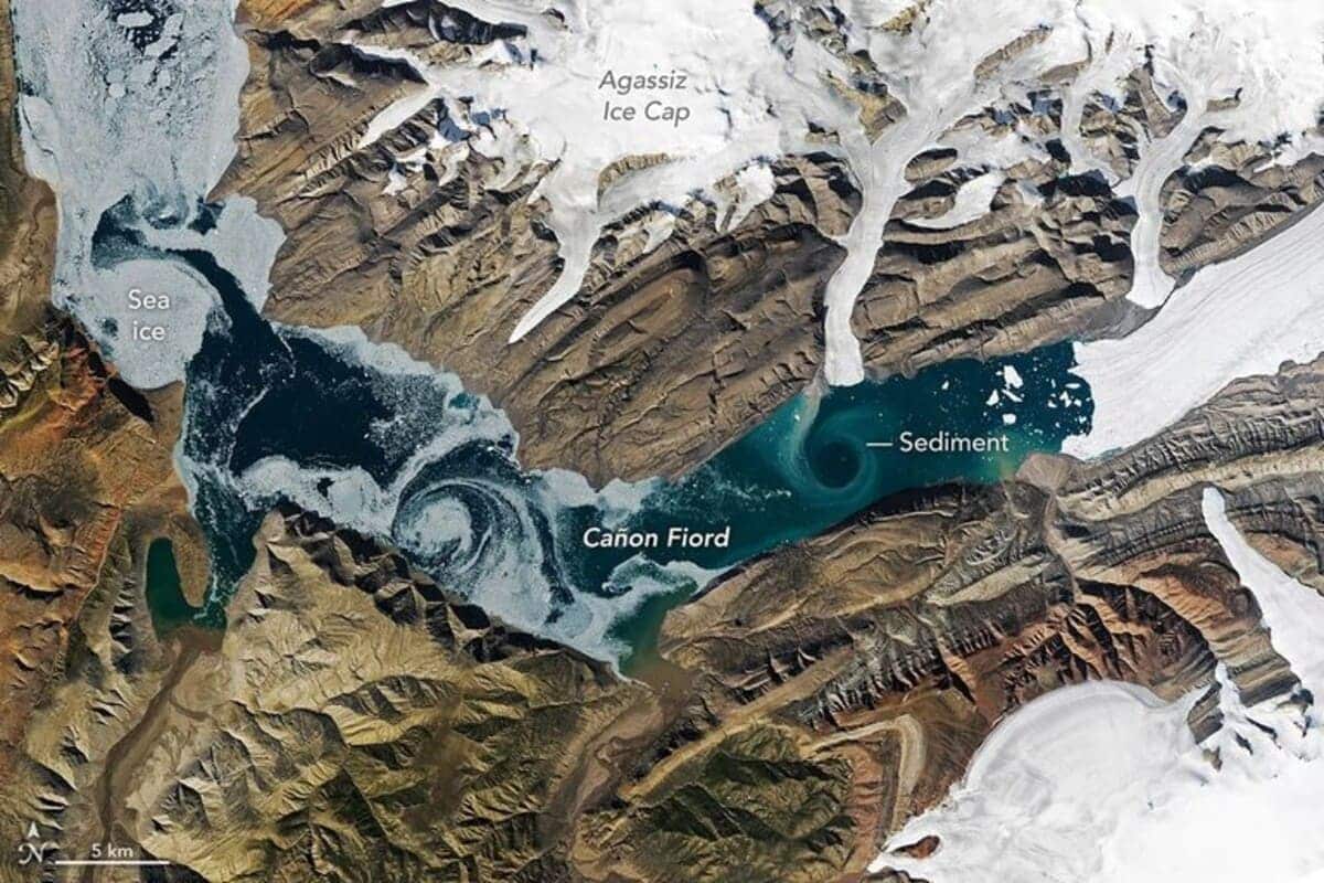 Спутники показали завораживающие узоры вод фьорда / © NASA Earth Observatory