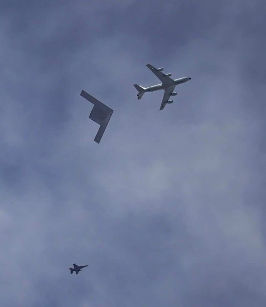 Стелс-бомбардировщик B-21 Raider и KC-135R / © Ian Recchio