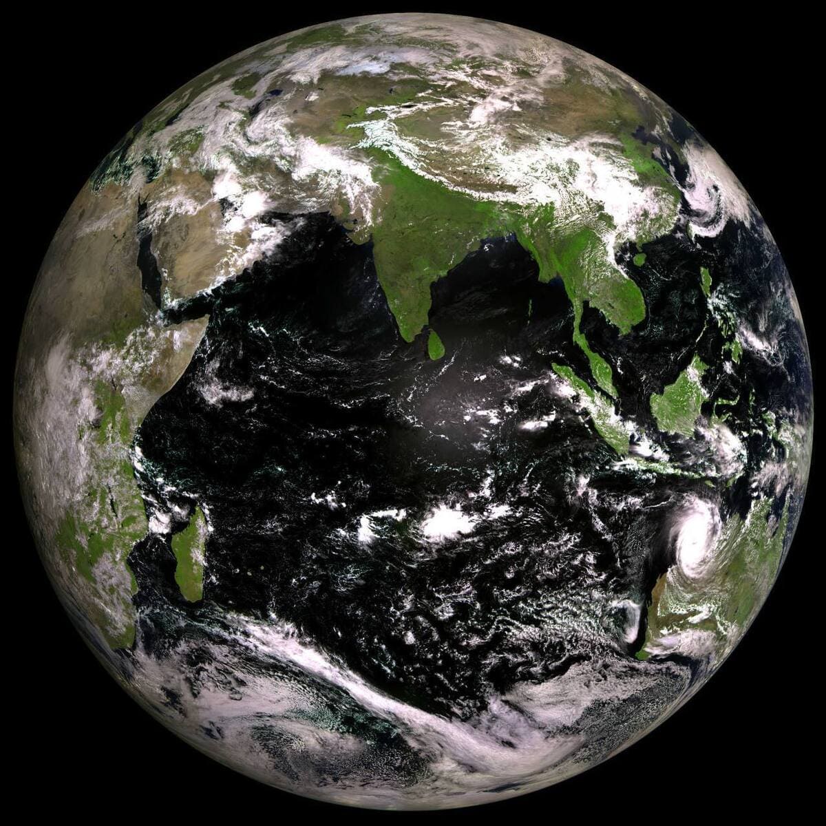 Первый снимок Земли, полученный спутником «Электро‑Л» № 5 / © «Роскосмос»