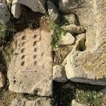 За полторы тысячи лет руины древнего города в Ливии покрылись досками для игры в манкалу