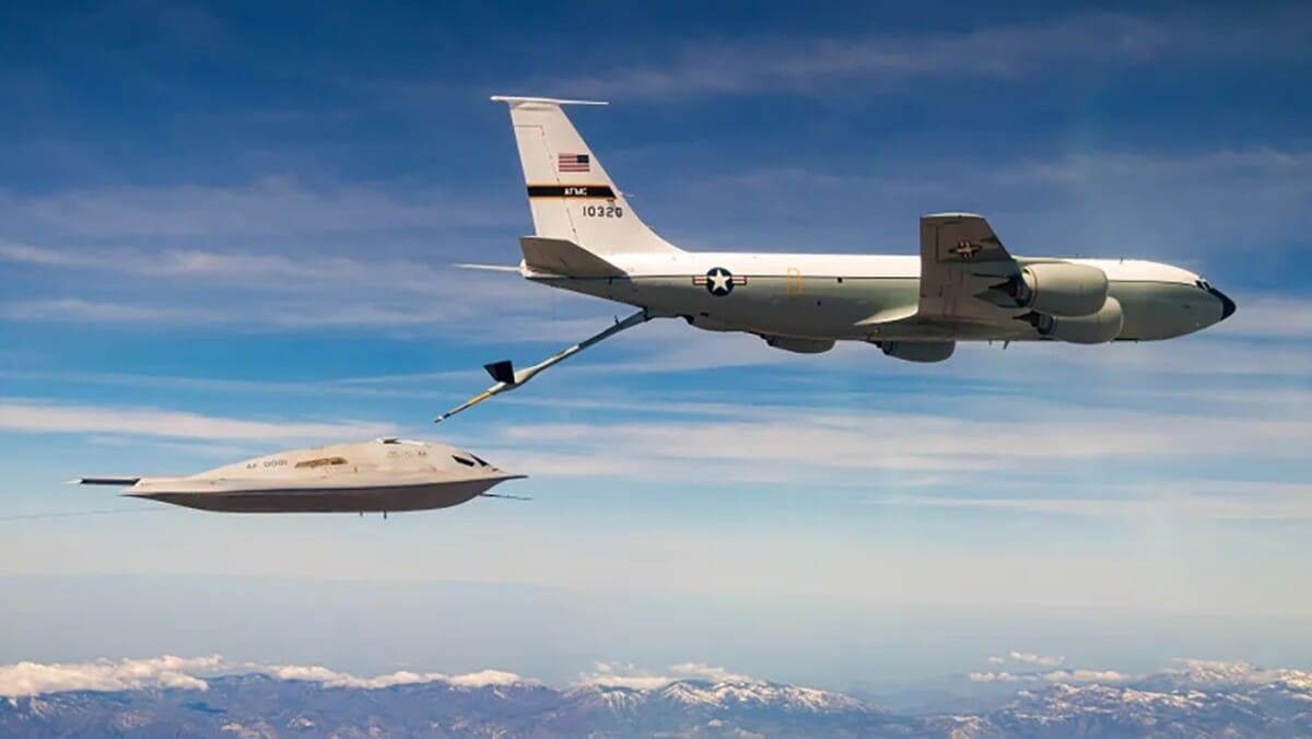 Стелс-бомбардировщик B-21 Raider во время дозаправки в воздухе / © Northrop Grumman