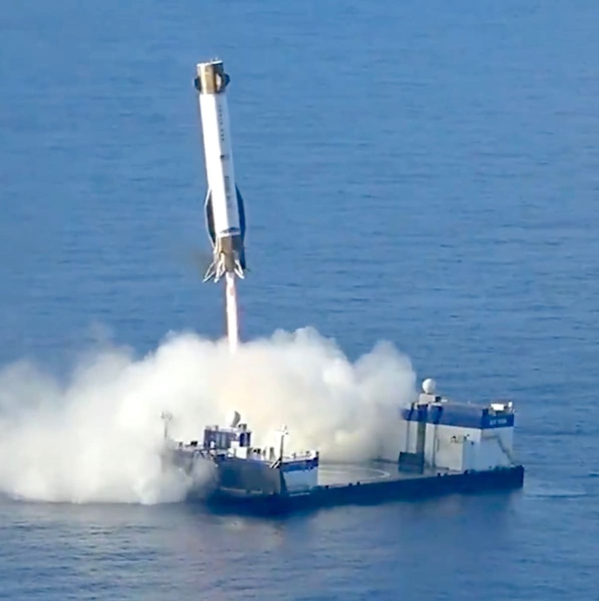 Первая ступень&nbsp;ракеты New Glenn садится на беспилотную морскую платформу «Jacklyn» в Атлантическом океане / © Blue Origin