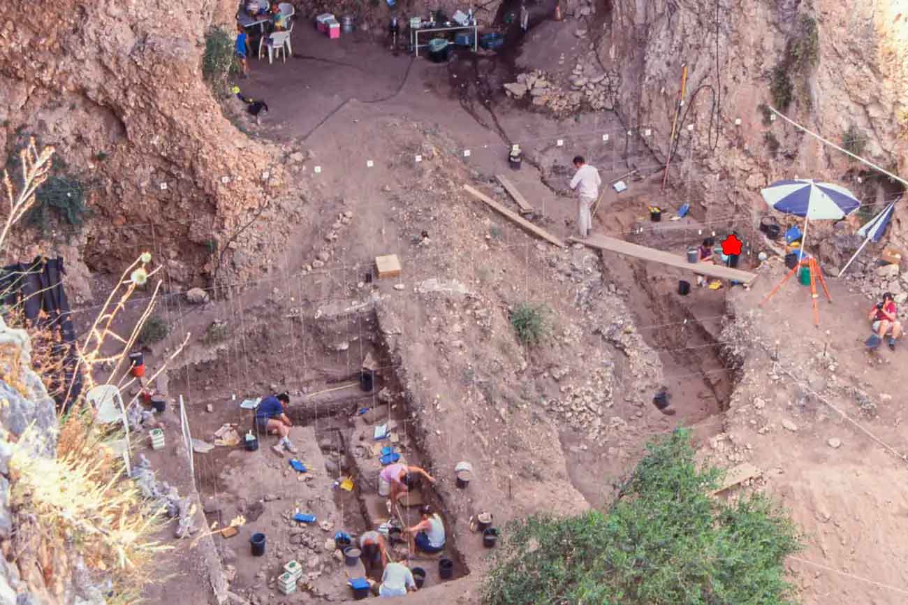 Раскопки в пещере