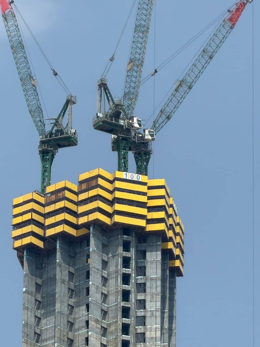 Строительство километрового небоскреба Jeddah Tower / © Х / برج_جدة