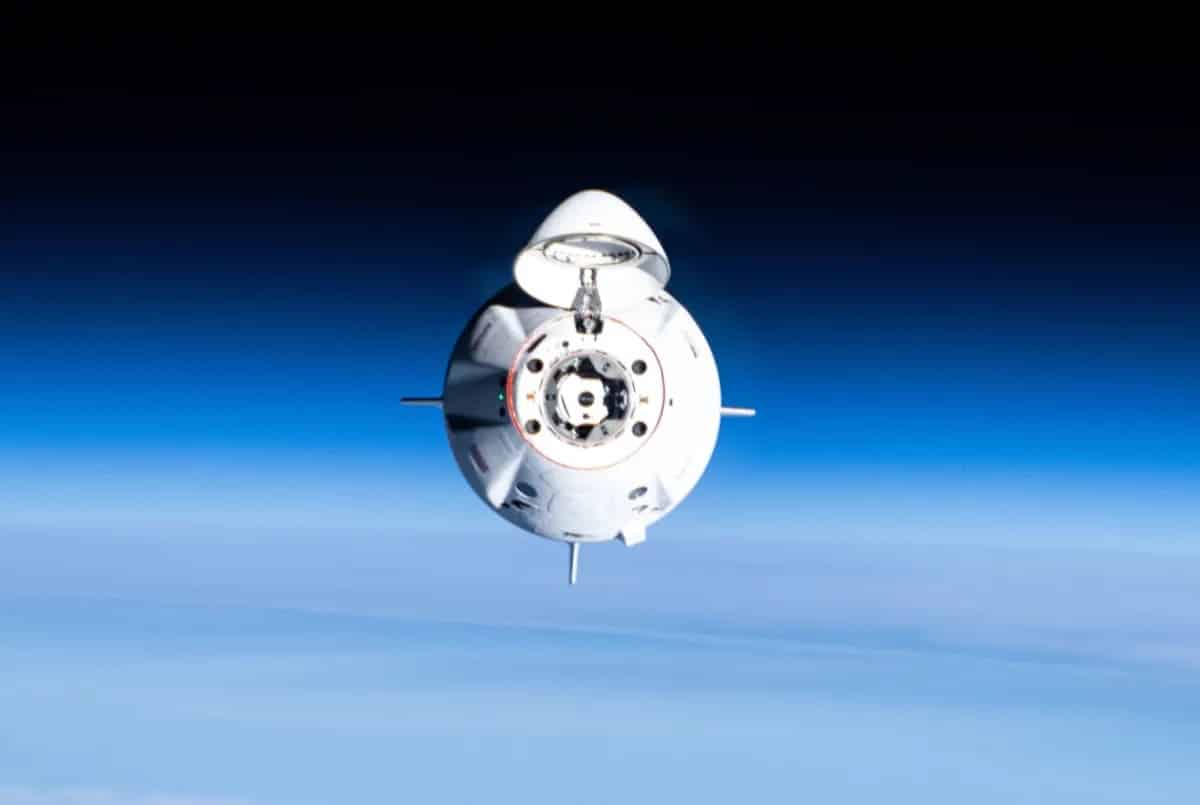 Экипаж корабля Crew Dragon компании SpaceX приближается к МКС / © NASA