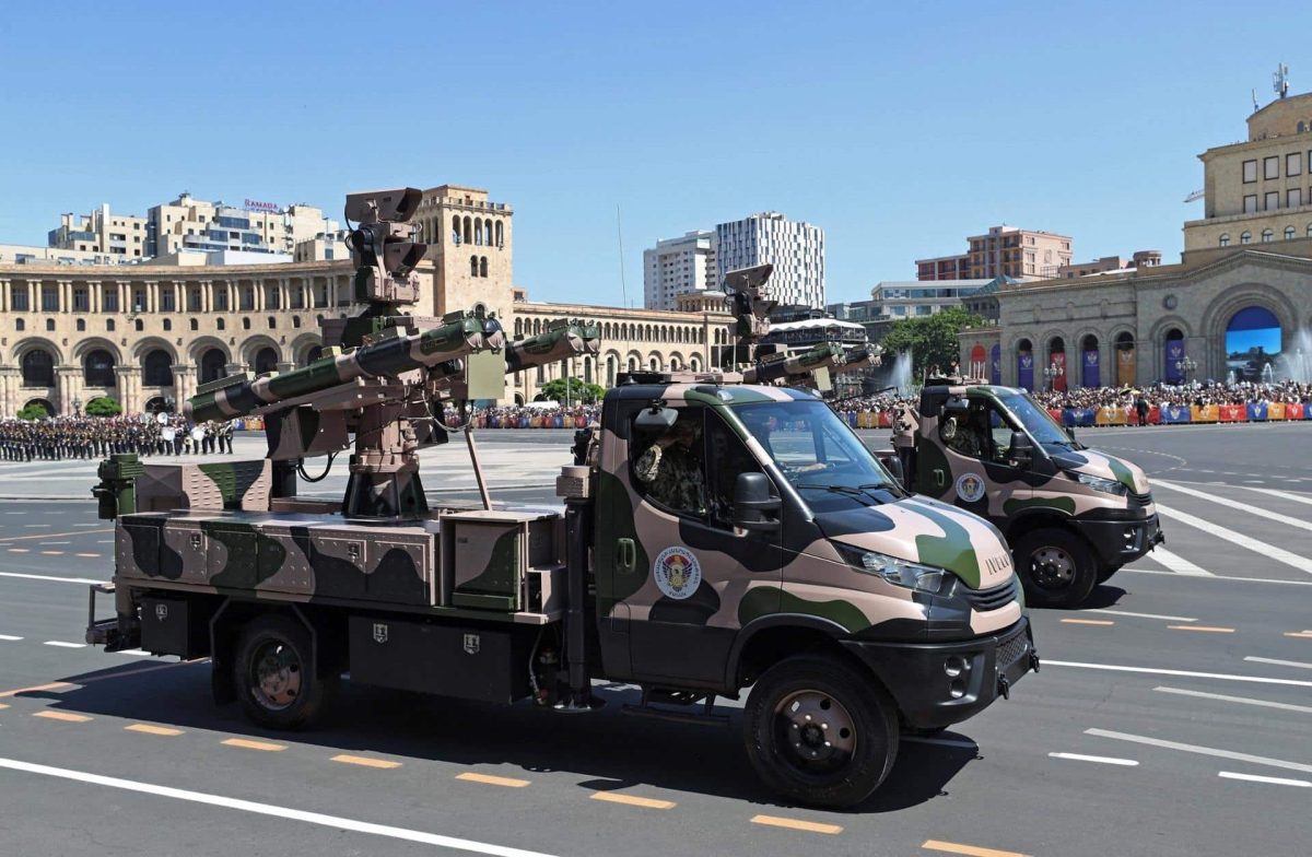Зенитно-ракетные комплексы Majid из Ирана на шасси Iveco Daily. Такое решение дешевле и легче специализированных машин, но ракеты большой дальности на подобной платформе просто не поместились бы / © Юрий Лямин