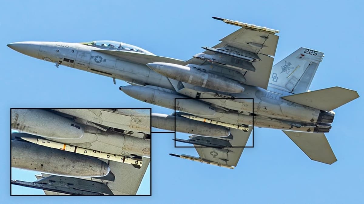 Ракета AIM-260 на внешнем узле подвески истребителя F/A-18F Super Hornet / © Jonathan Tweedy